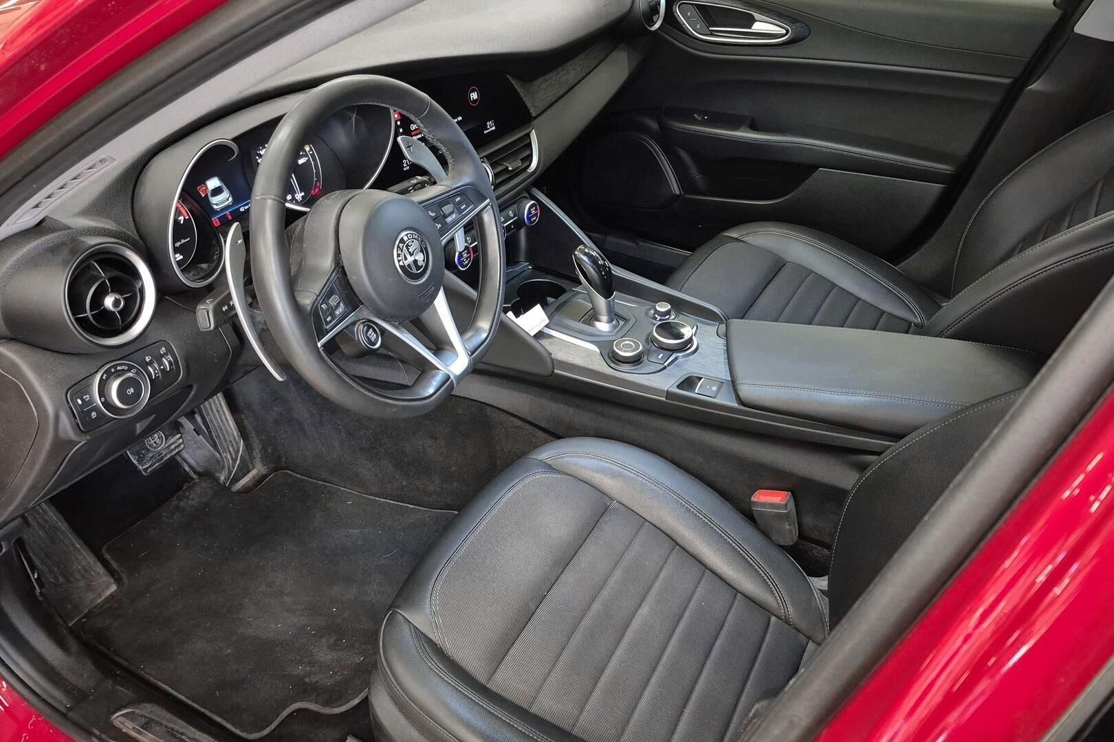 Alfa Romeo Giulia iso kuva 2