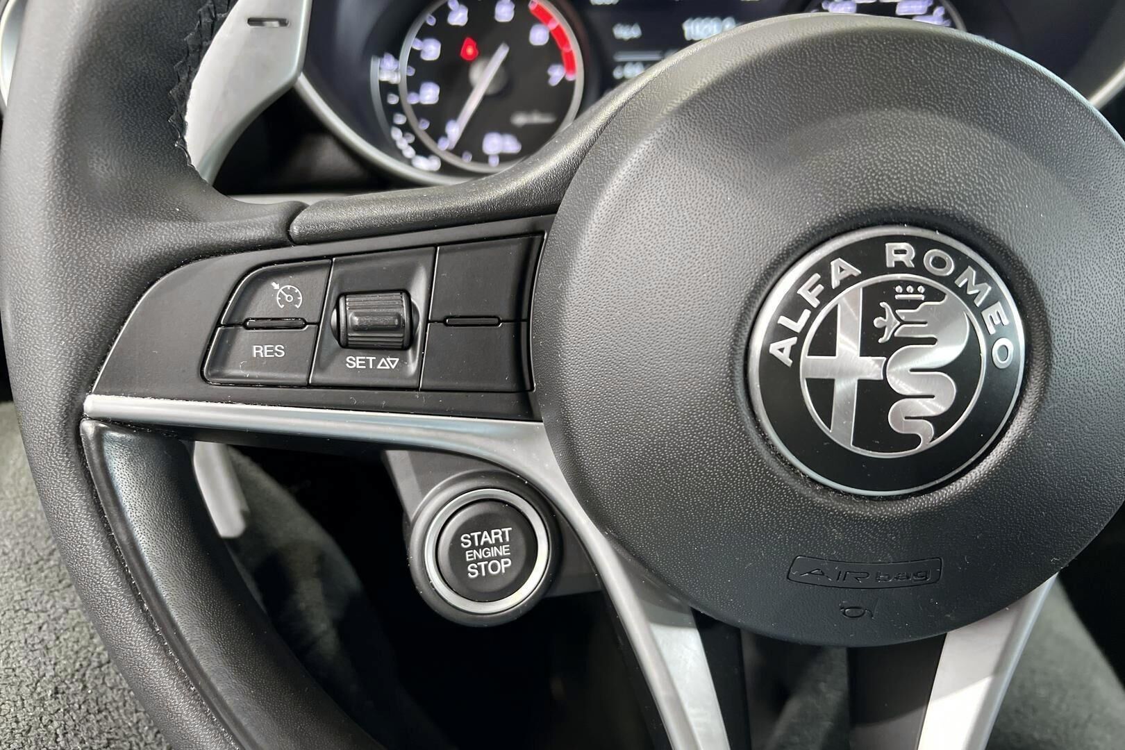 Alfa Romeo Giulia iso kuva 23