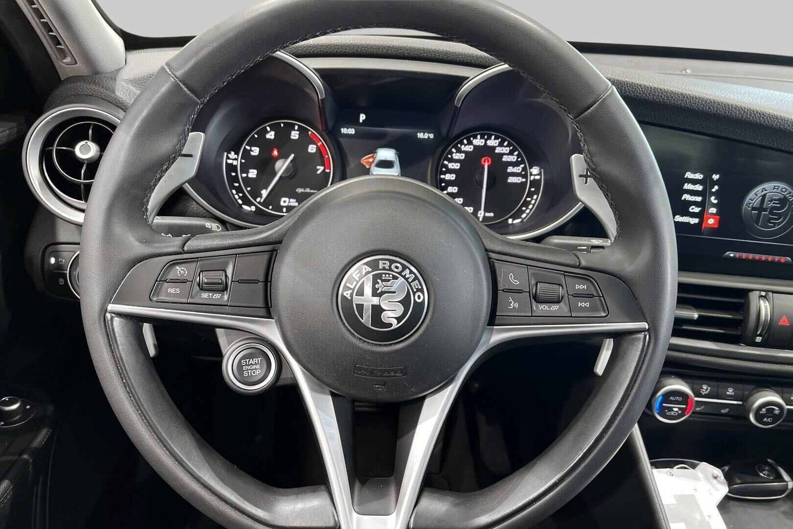 Alfa Romeo Giulia iso kuva 30