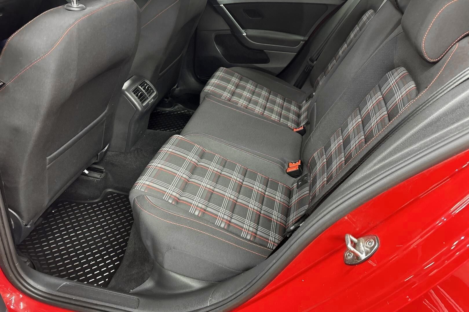 Volkswagen Golf iso kuva 18