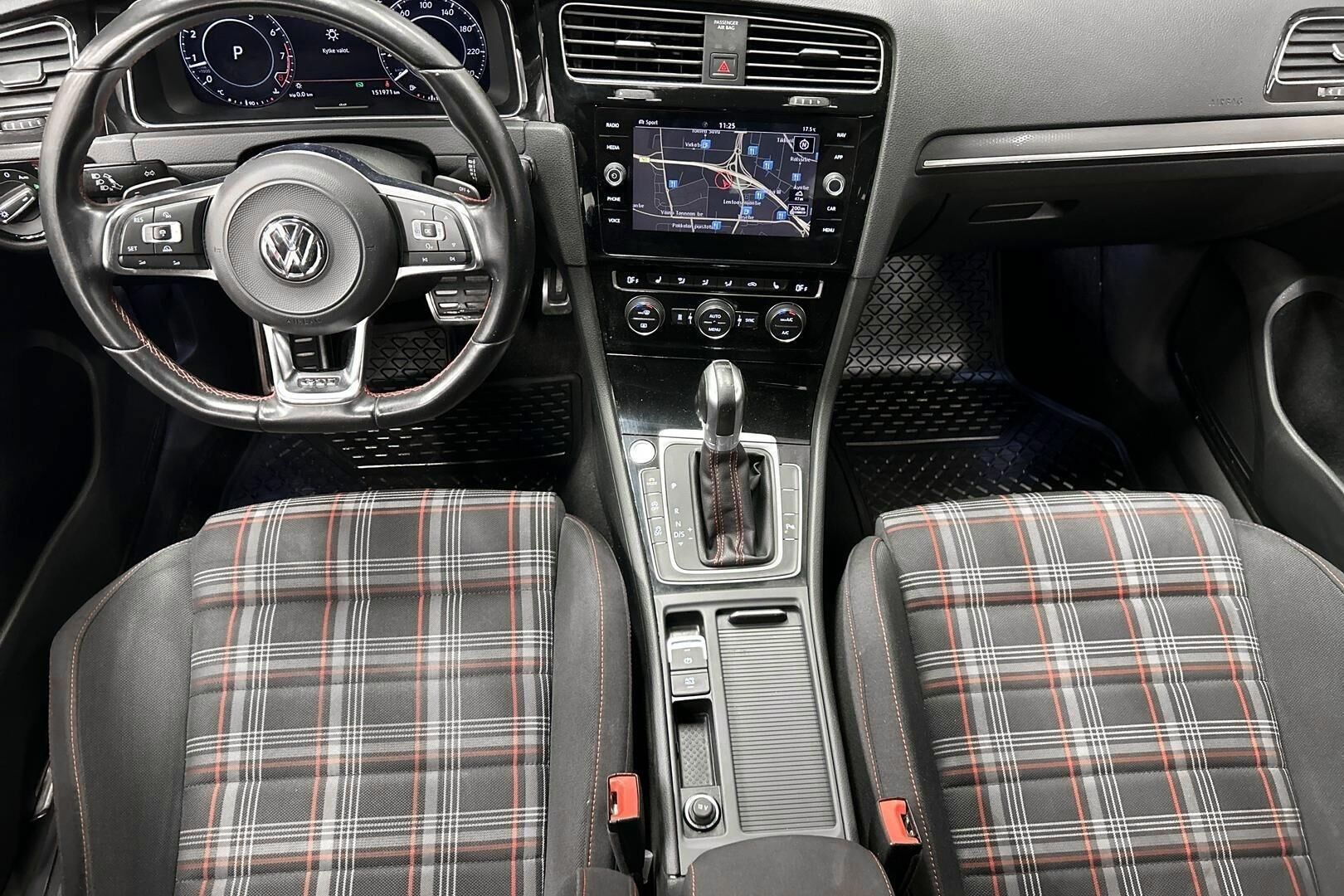 Volkswagen Golf iso kuva 19