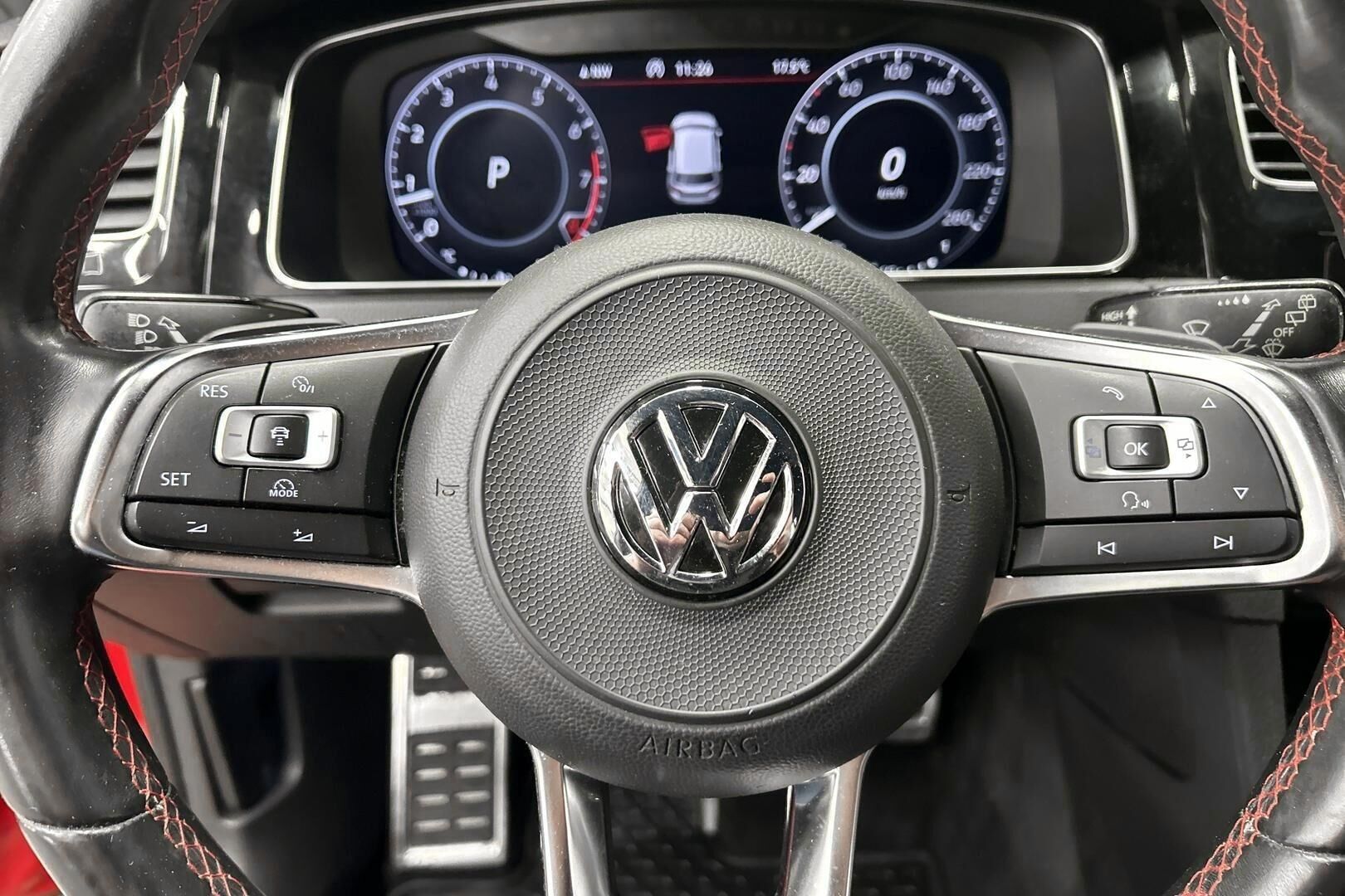 Volkswagen Golf iso kuva 10