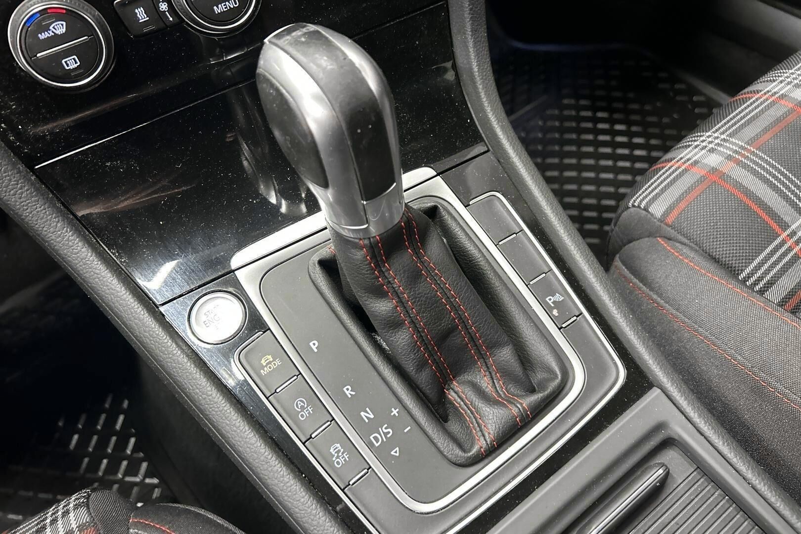Volkswagen Golf iso kuva 11