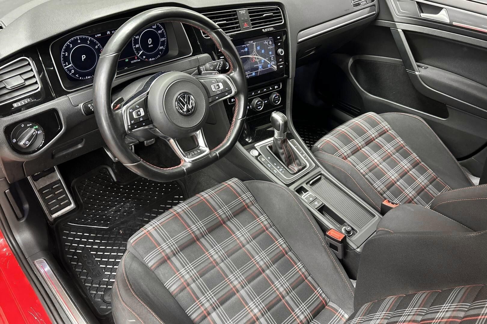 Volkswagen Golf iso kuva 5