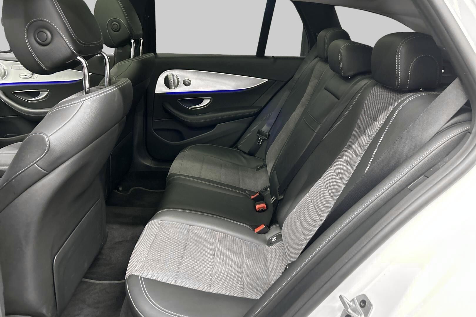 Mercedes-Benz E iso kuva 9