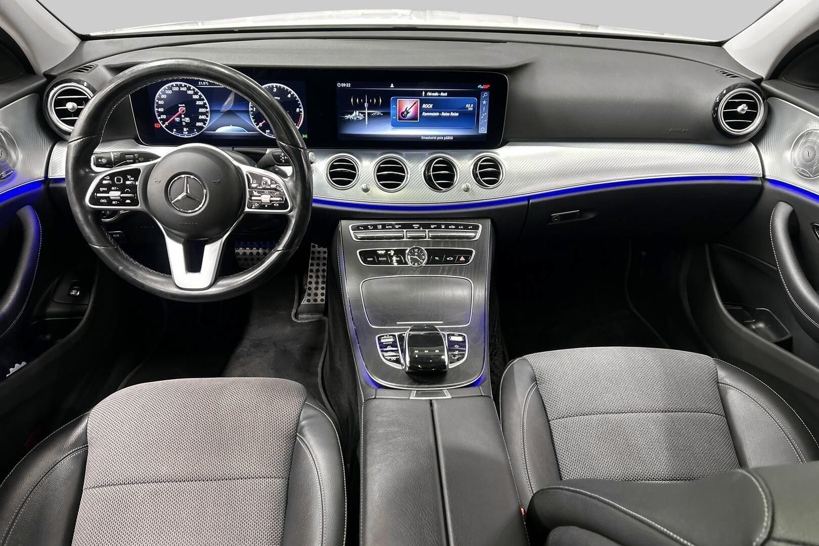 Mercedes-Benz E iso kuva 21