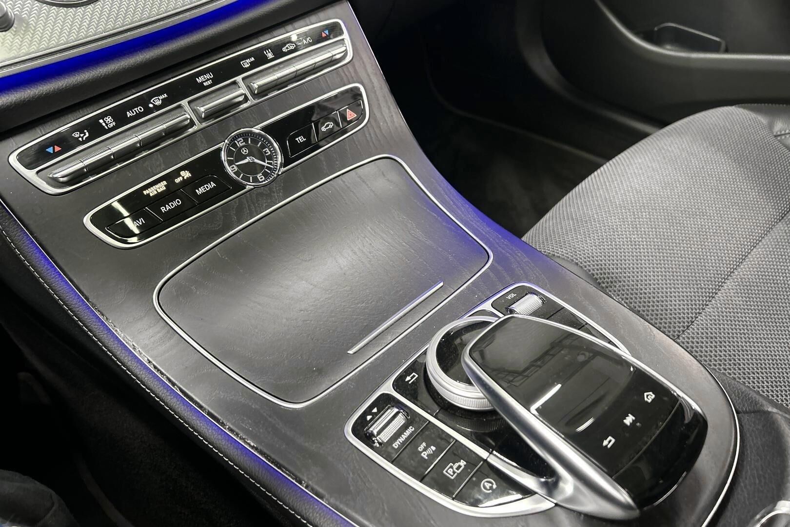 Mercedes-Benz E iso kuva 22