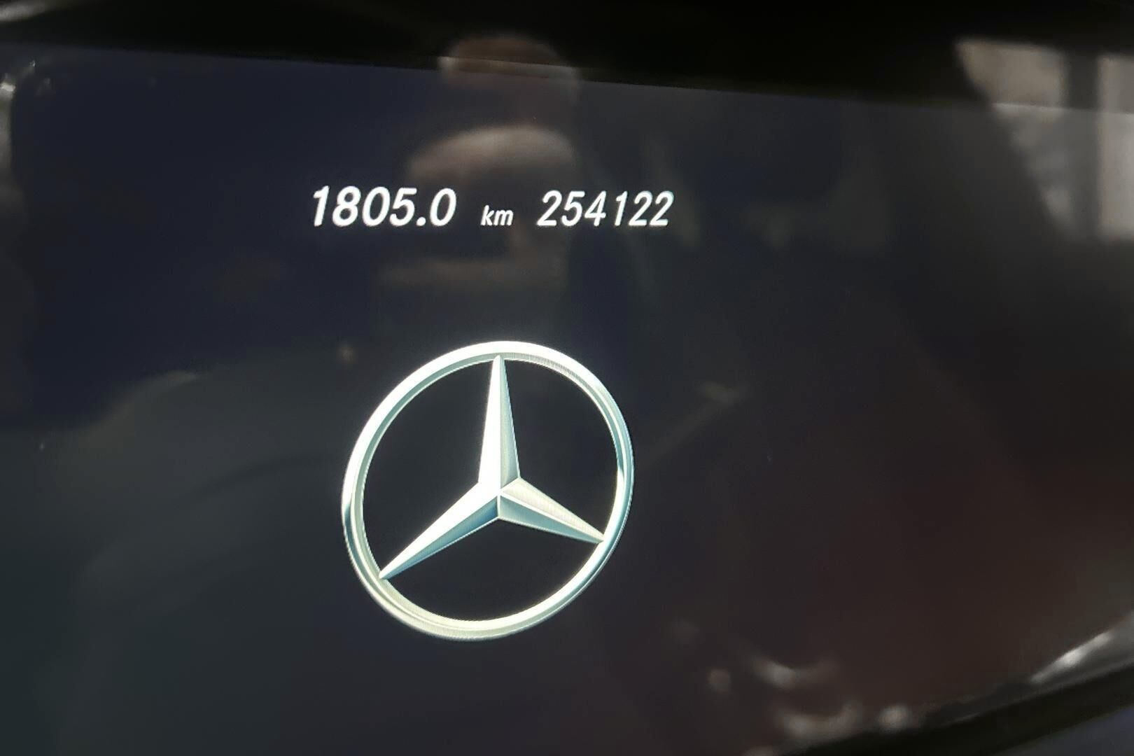 Mercedes-Benz E iso kuva 23