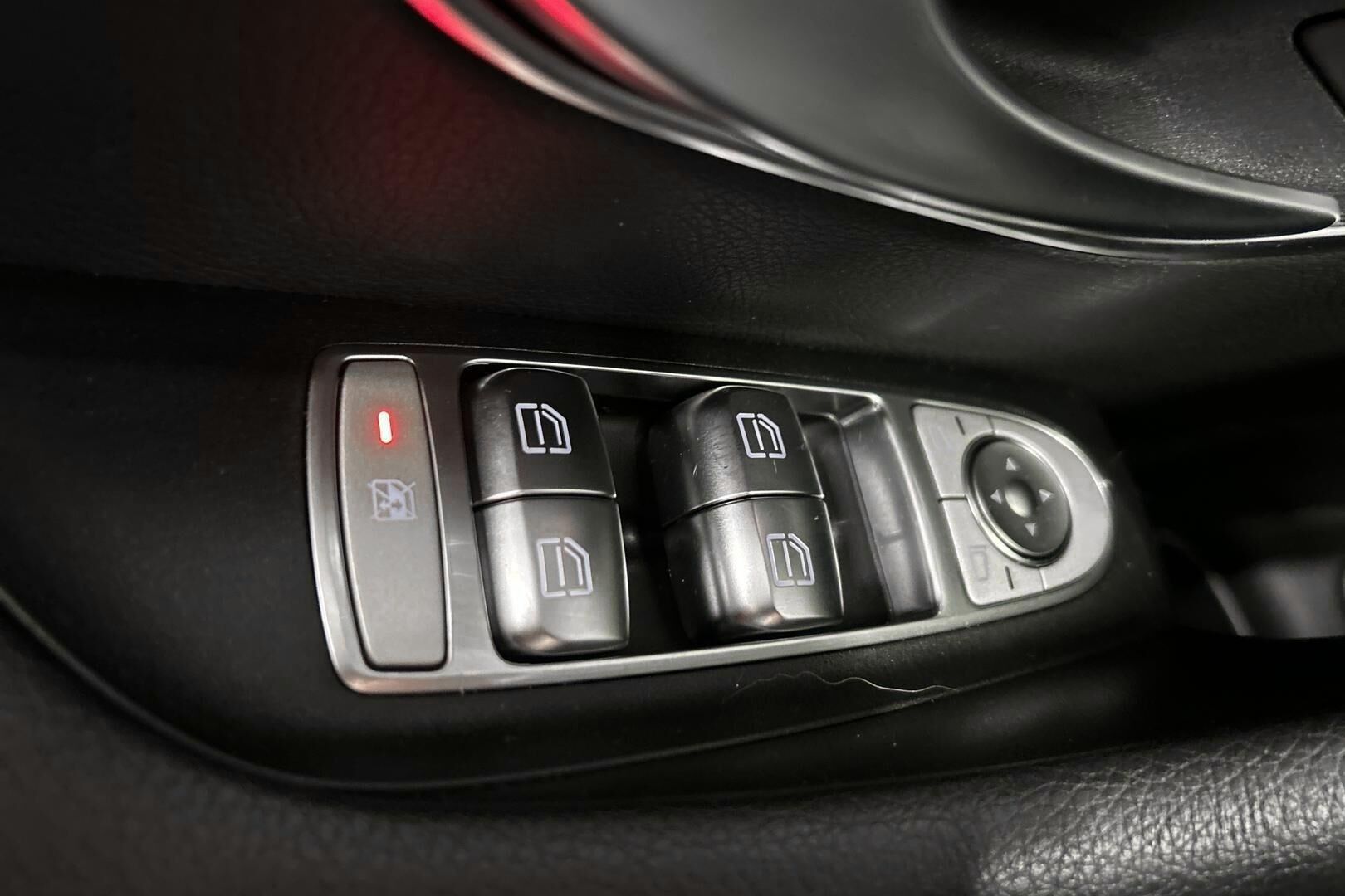 Mercedes-Benz E iso kuva 15