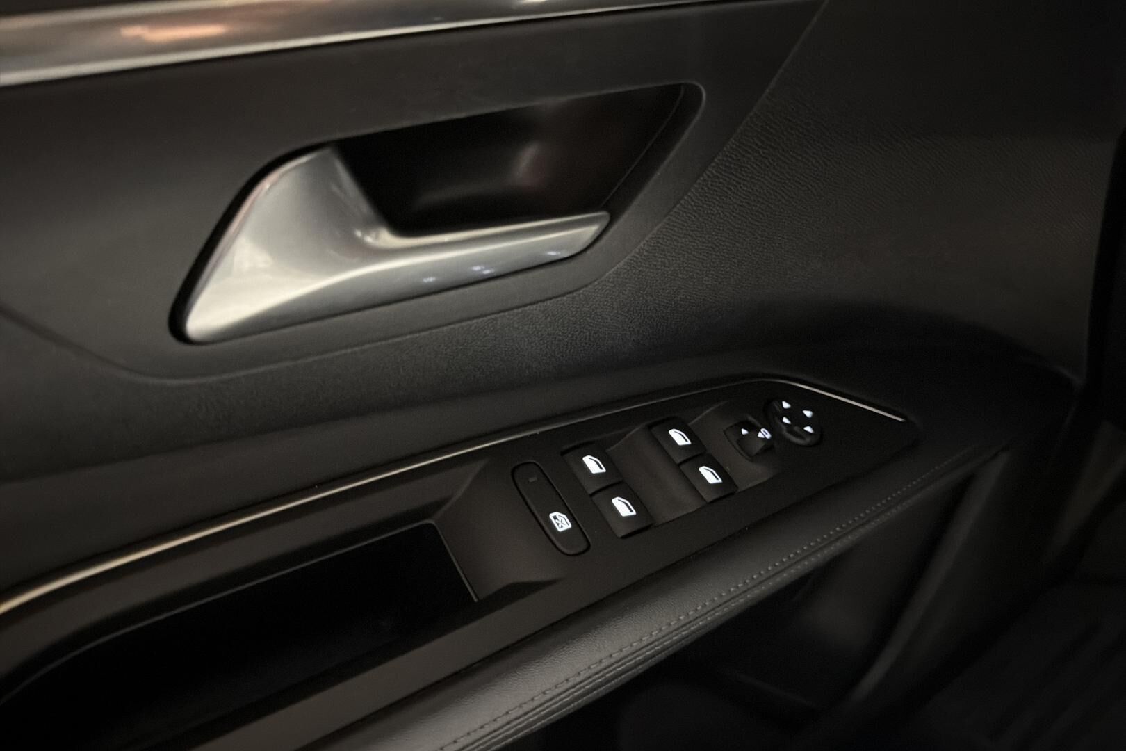 Peugeot 3008 iso kuva 18