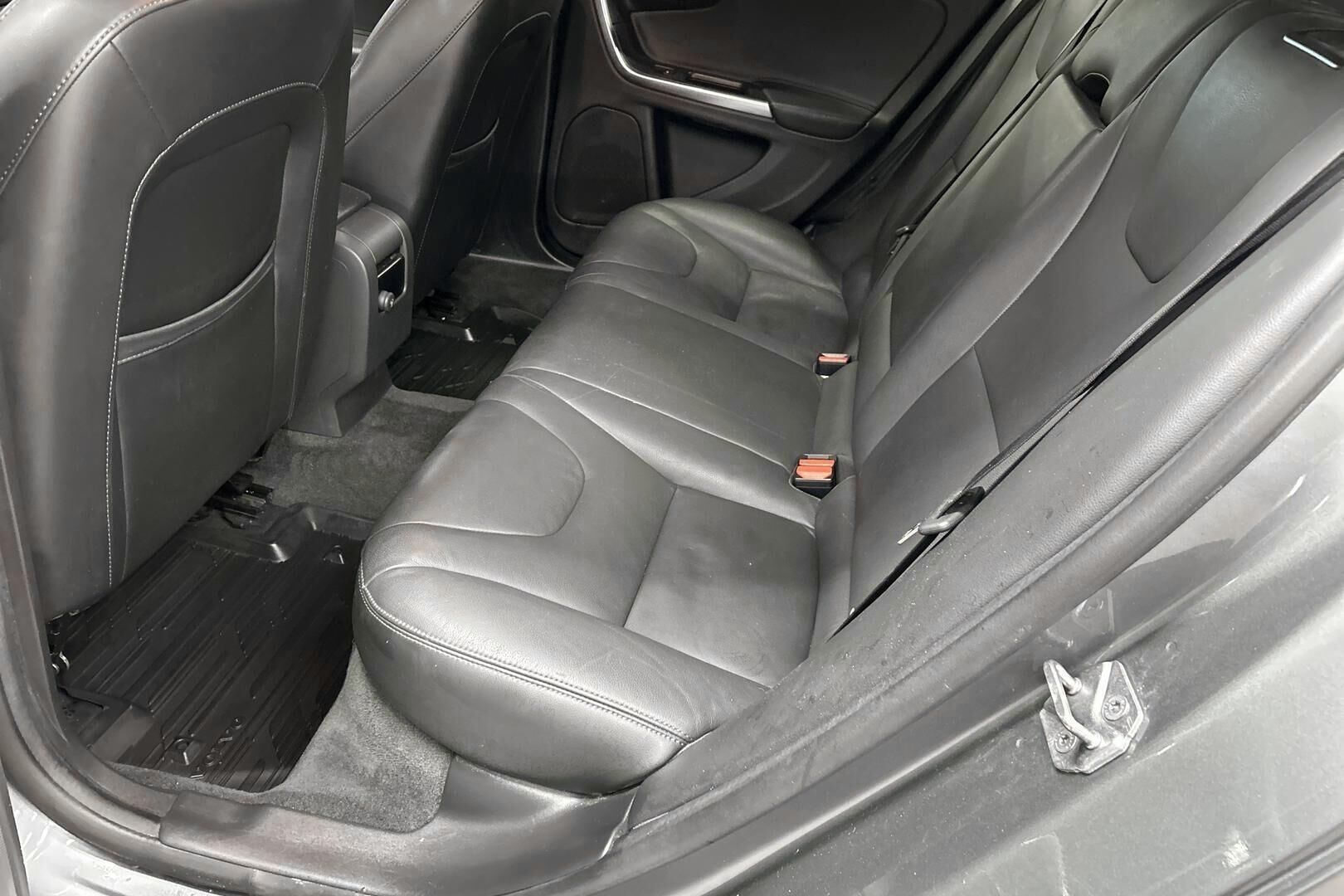 Volvo V60 iso kuva 9