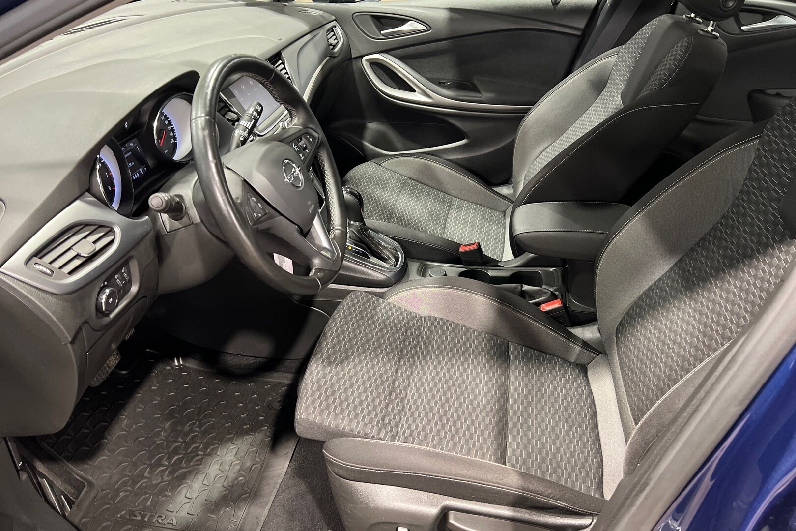 Opel Astra iso kuva 11