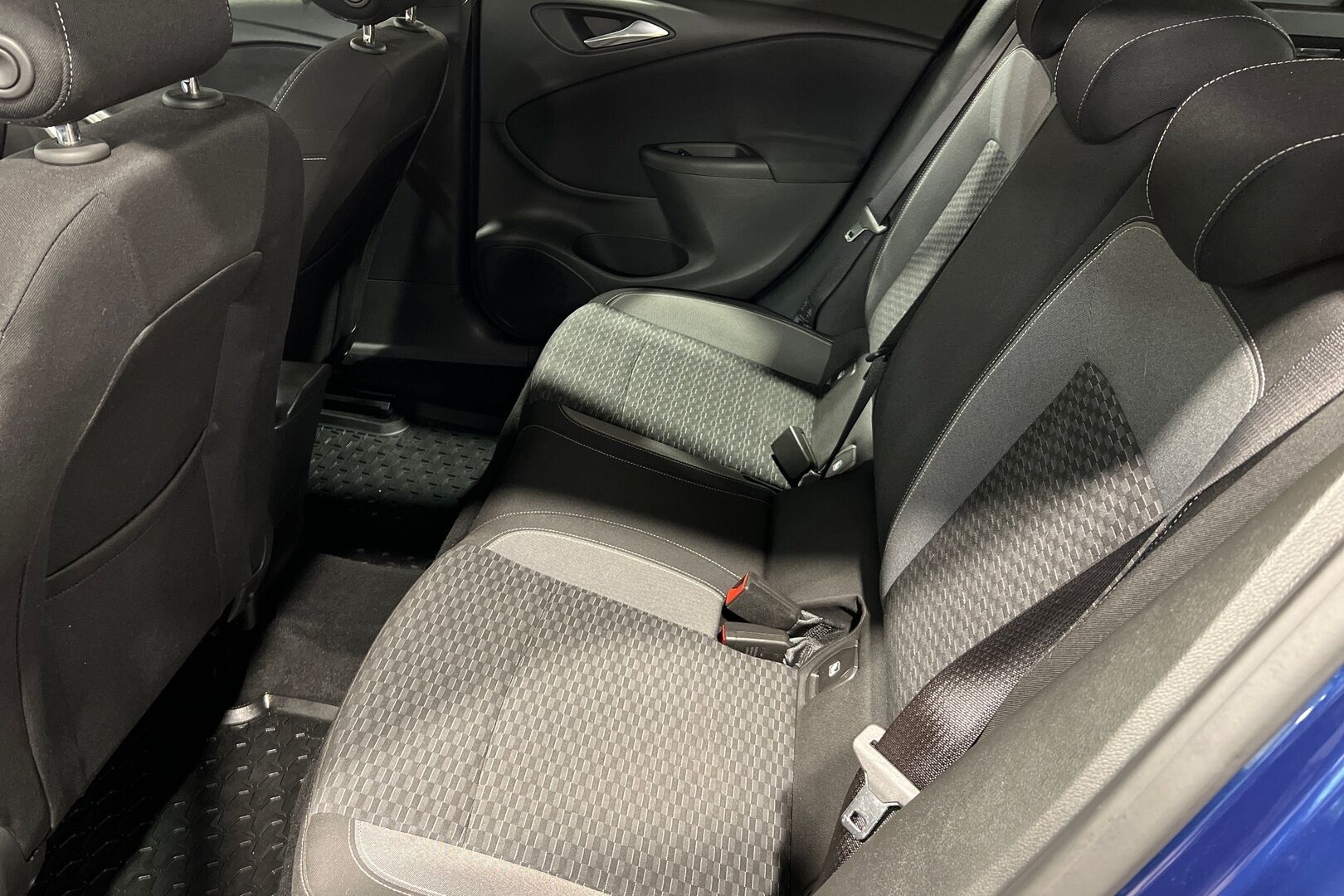 Opel Astra iso kuva 13