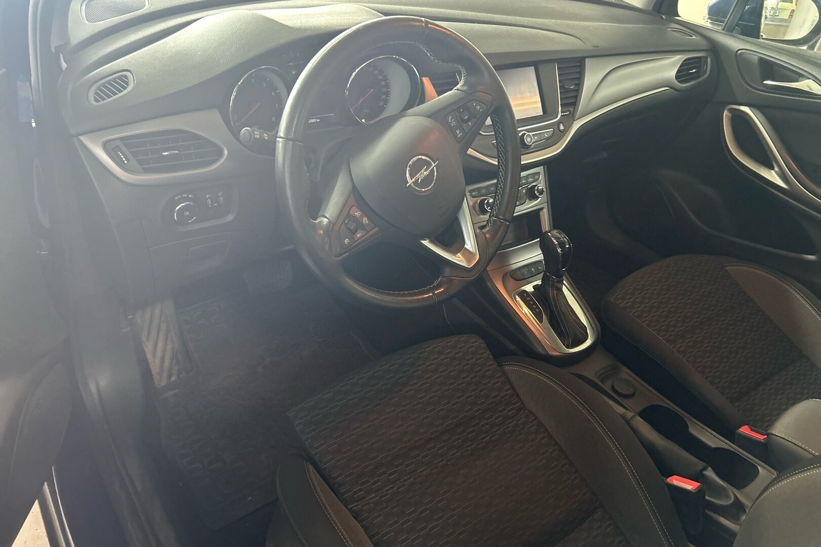Opel Astra iso kuva 2