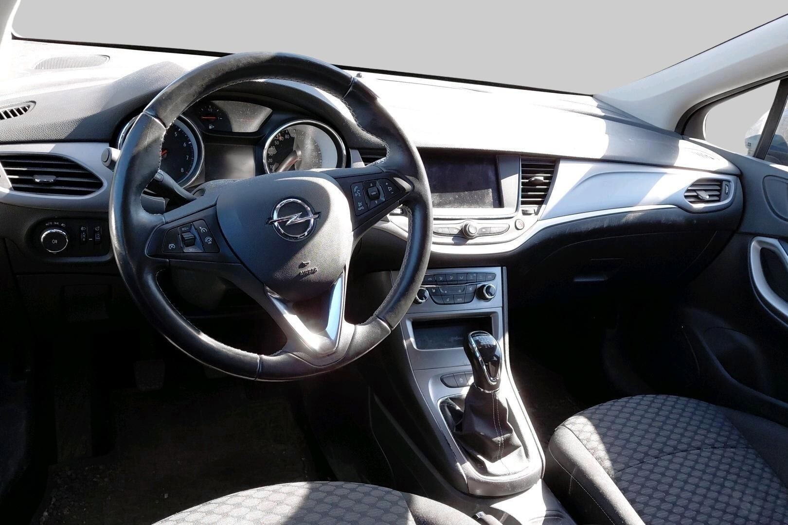 Opel Astra iso kuva 2