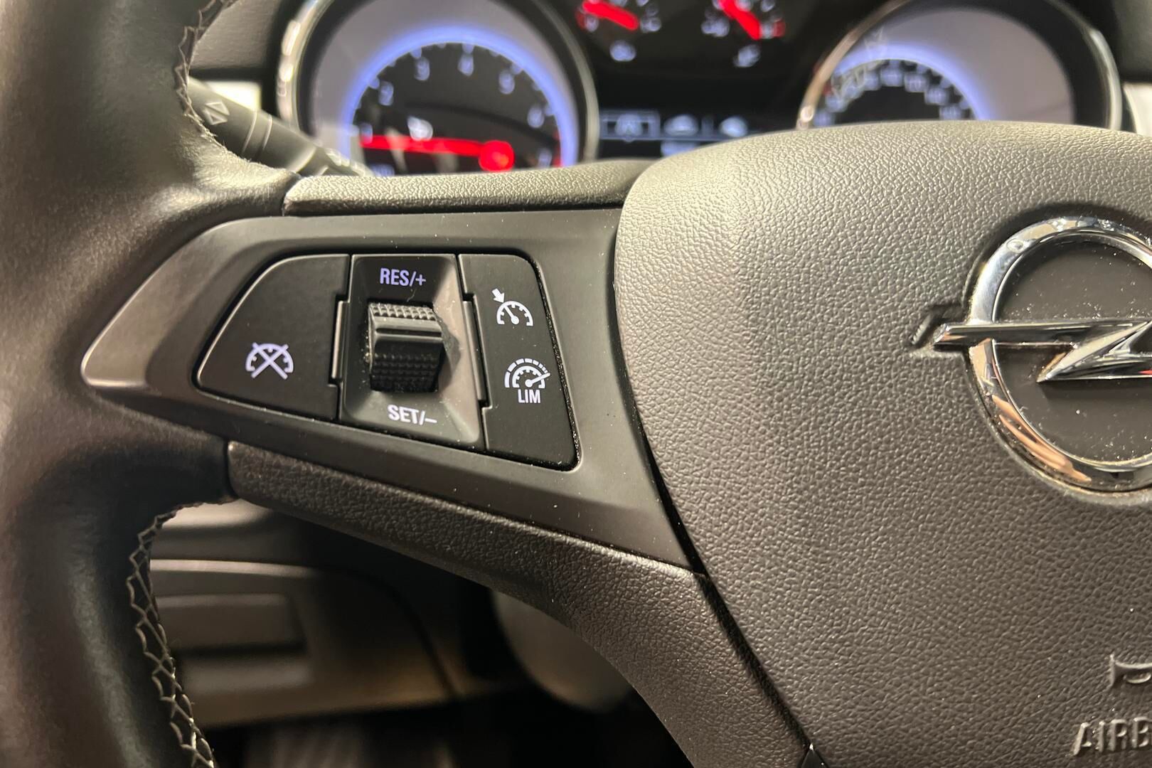 Opel Astra iso kuva 17