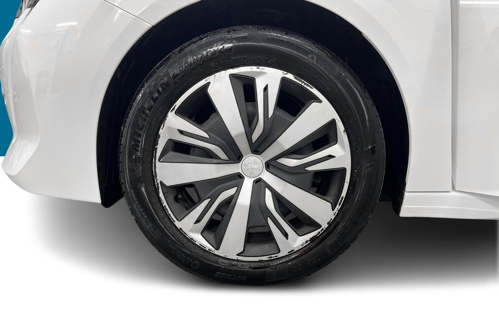 Peugeot 208 iso kuva 13