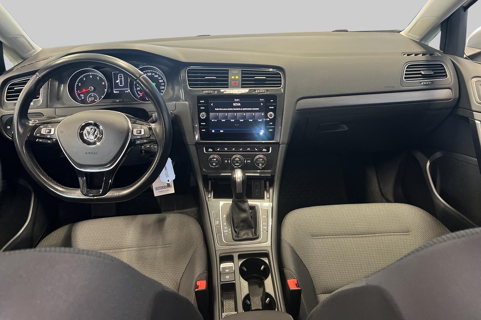 Volkswagen Golf iso kuva 9