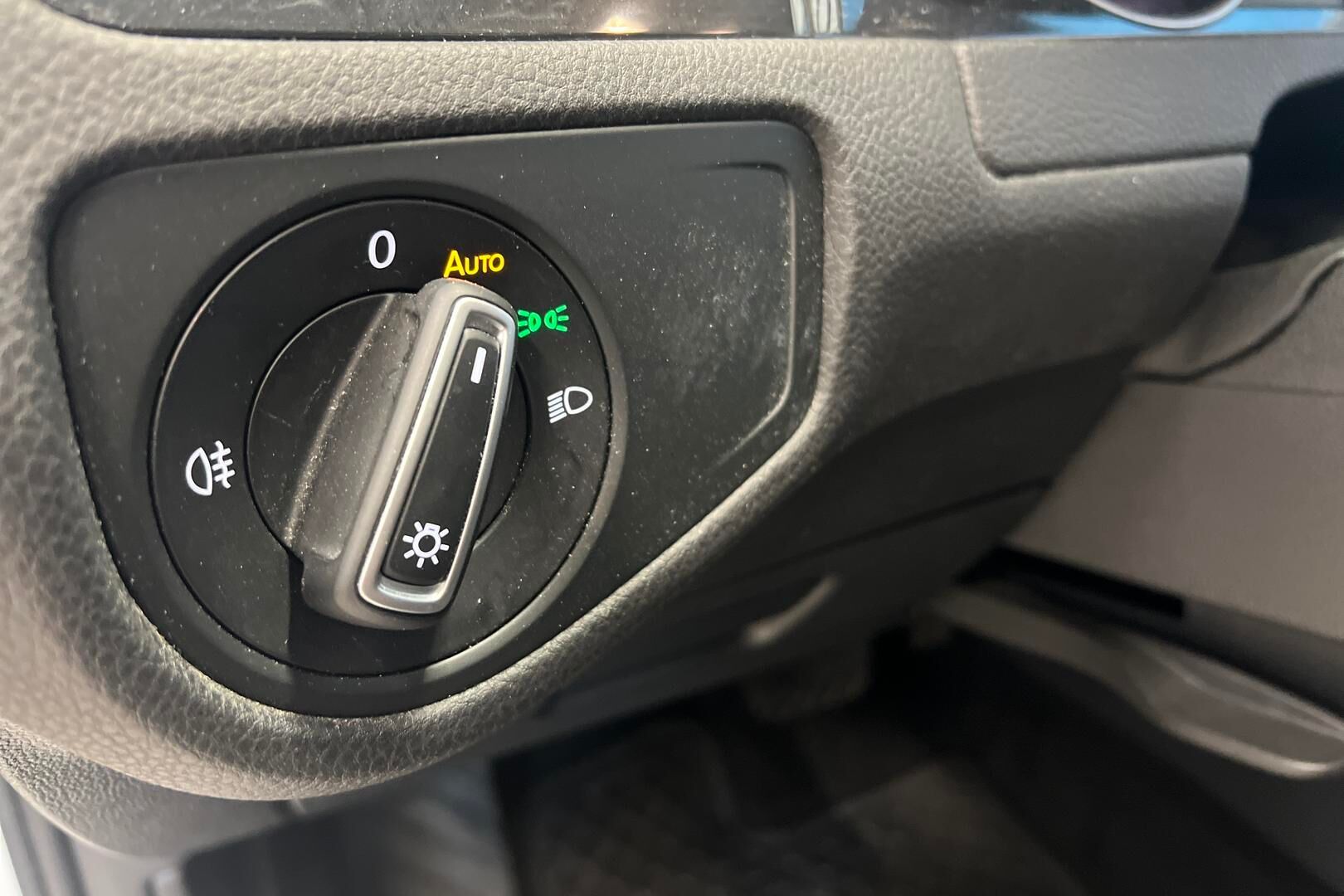 Volkswagen Golf iso kuva 12