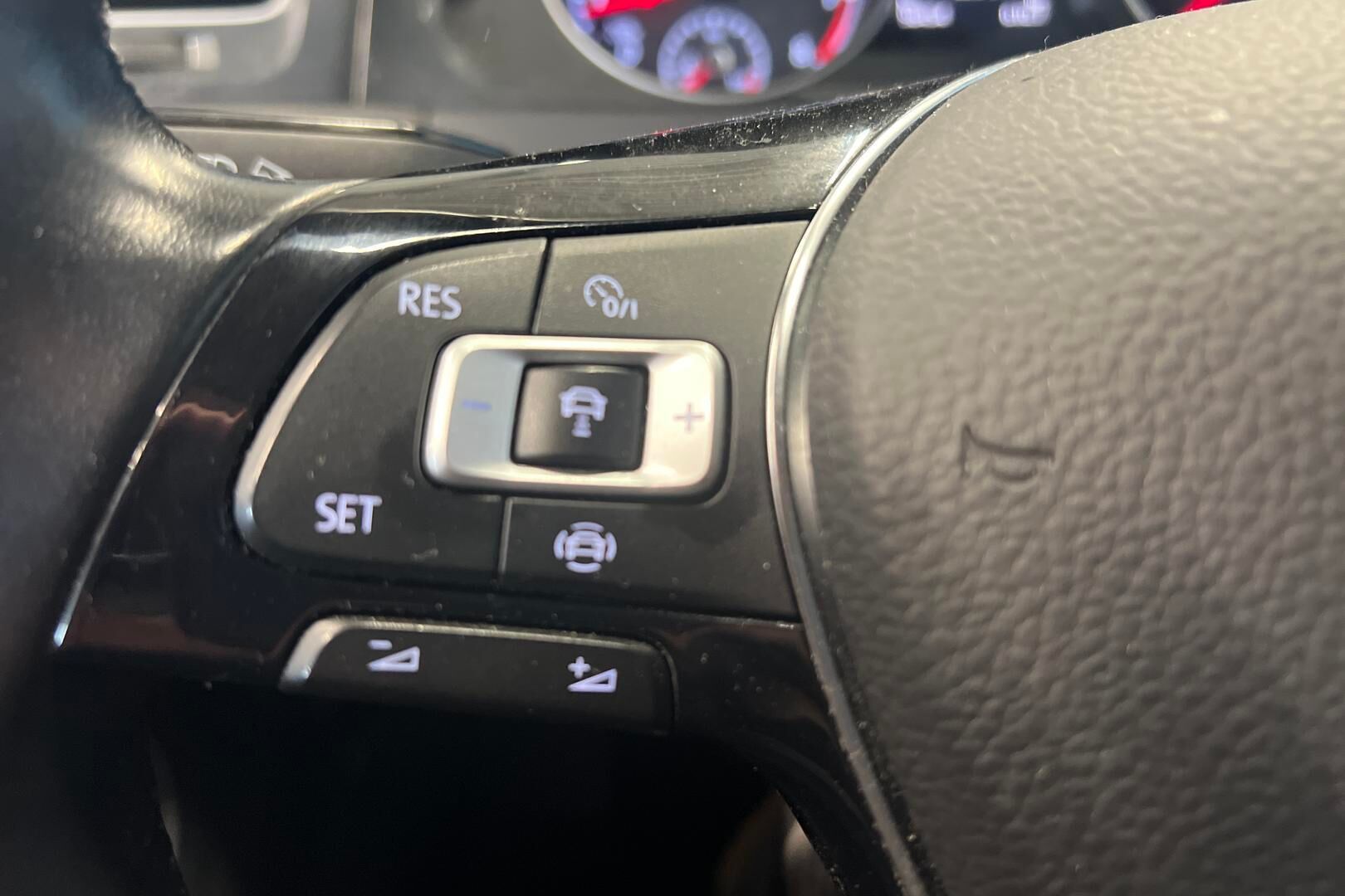 Volkswagen Golf iso kuva 13