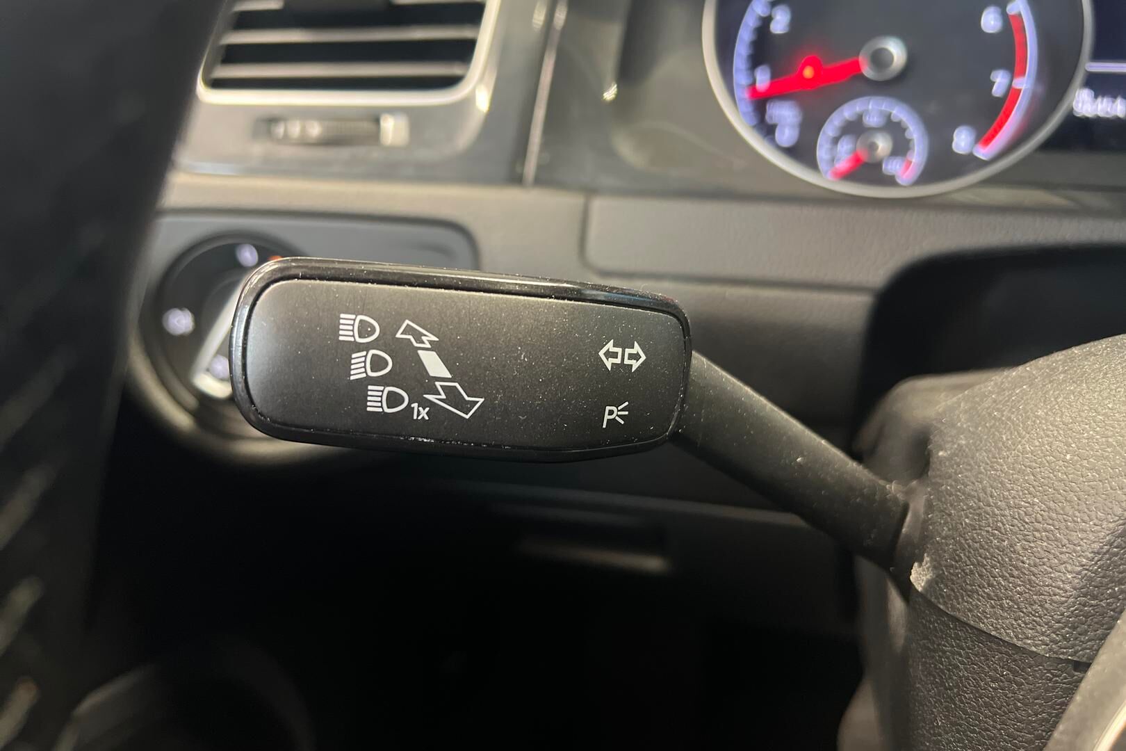 Volkswagen Golf iso kuva 16