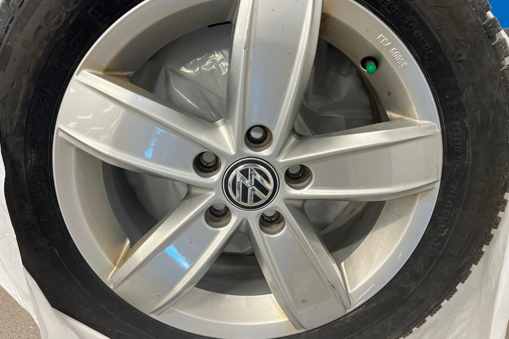 Volkswagen Golf iso kuva 24