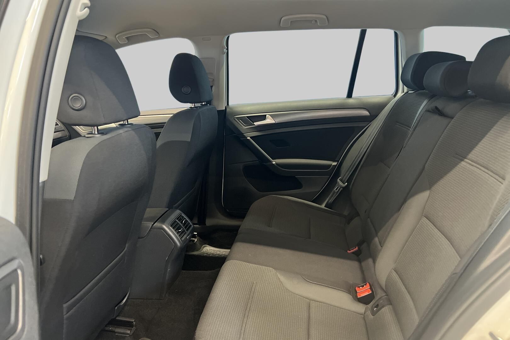 Volkswagen Golf iso kuva 8