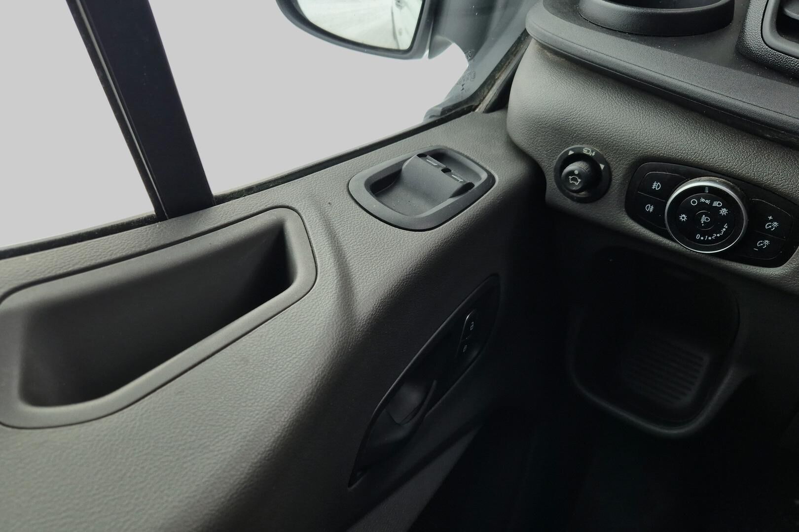 Ford Transit iso kuva 11