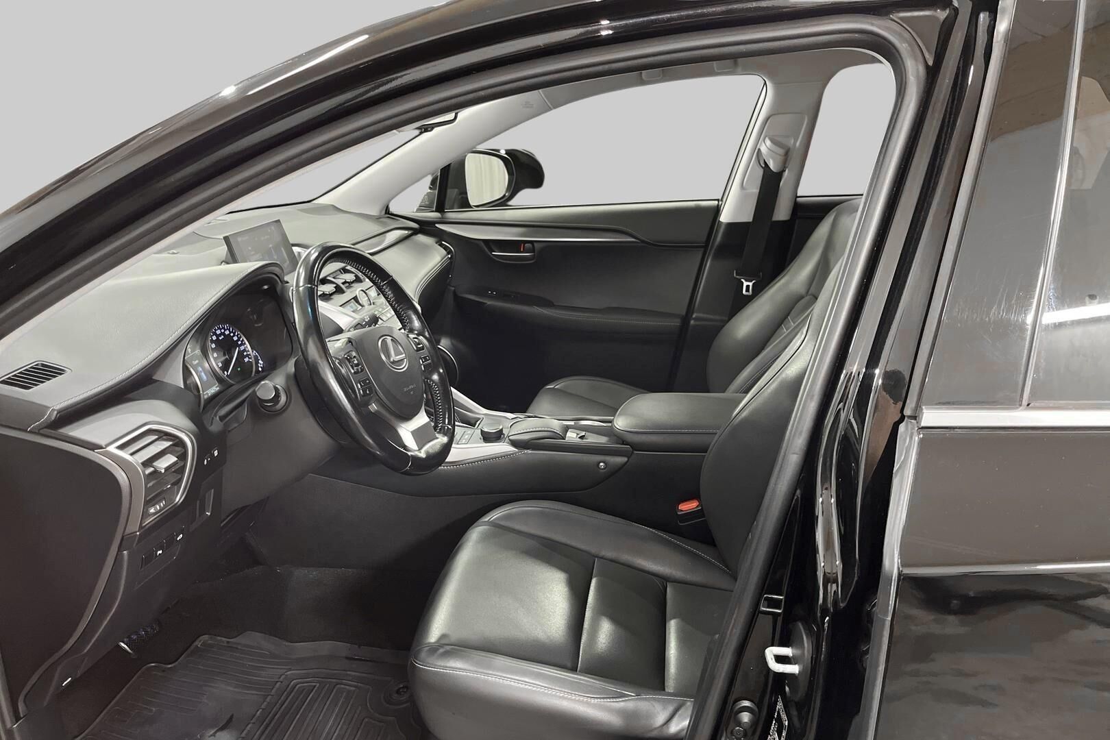 Lexus NX iso kuva 8