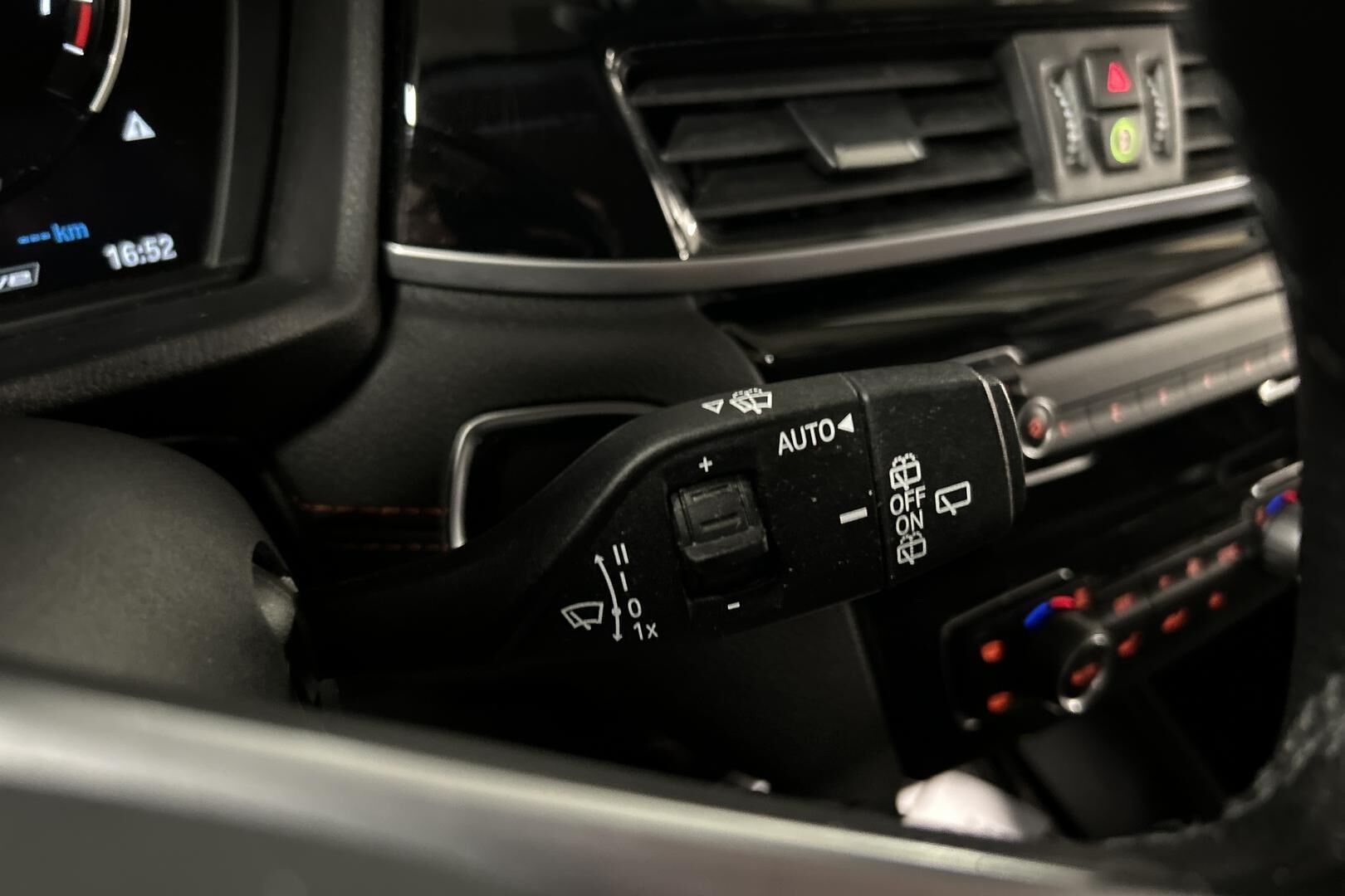 BMW X1 iso kuva 13