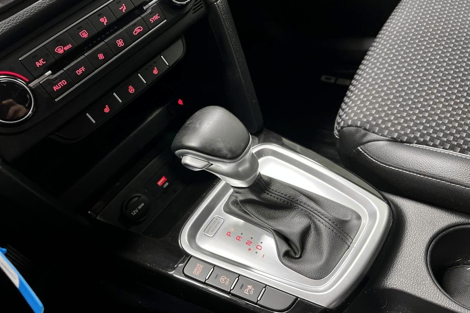 Kia Ceed iso kuva 20