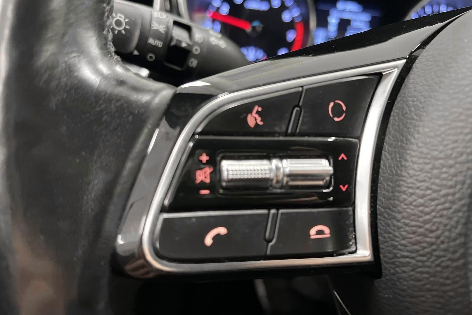 Kia Ceed iso kuva 9