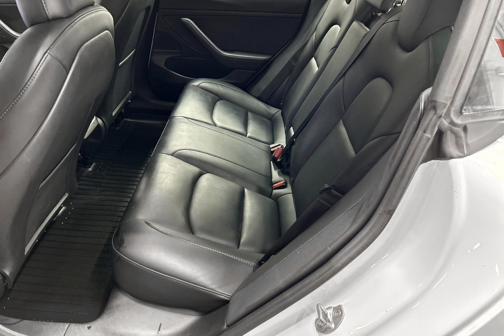Tesla Model 3 iso kuva 10