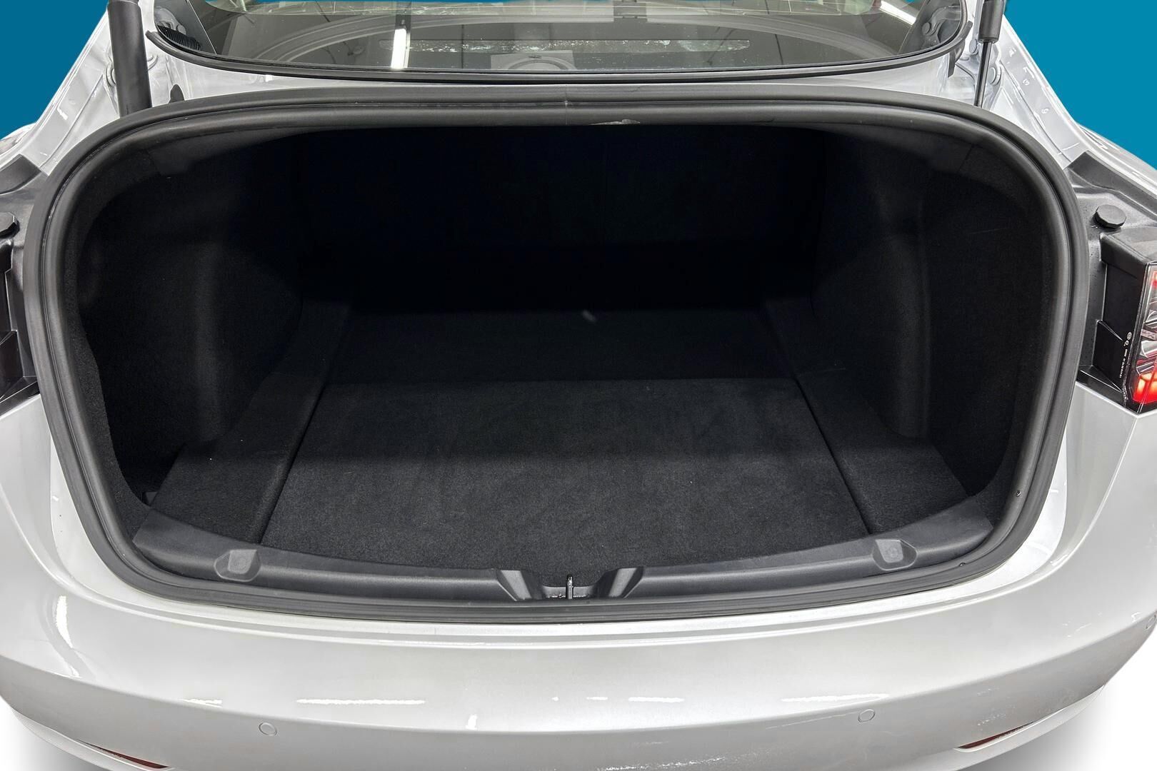 Tesla Model 3 iso kuva 12