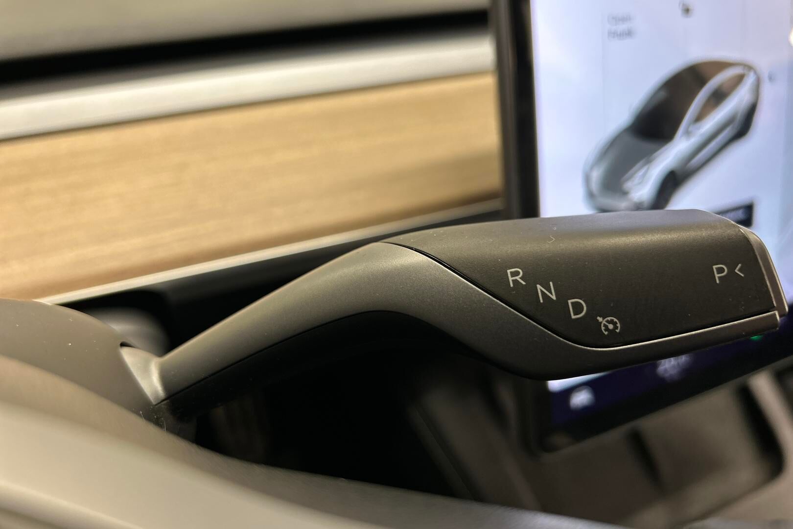 Tesla Model 3 iso kuva 16