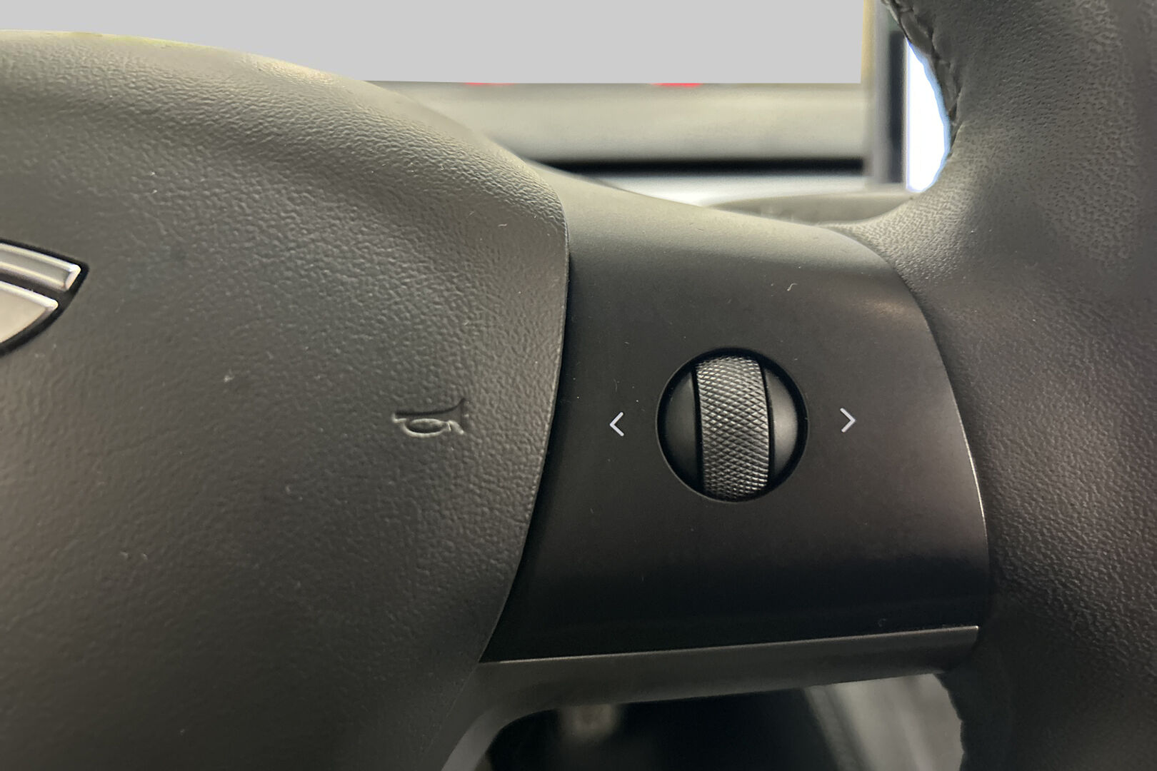 Tesla Model 3 iso kuva 17