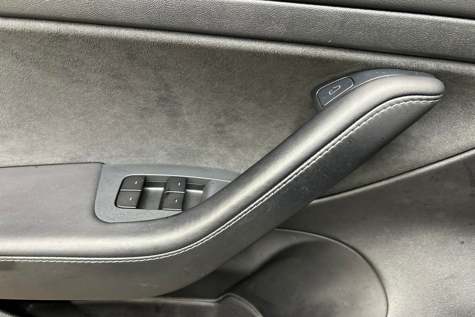 Tesla Model 3 iso kuva 19
