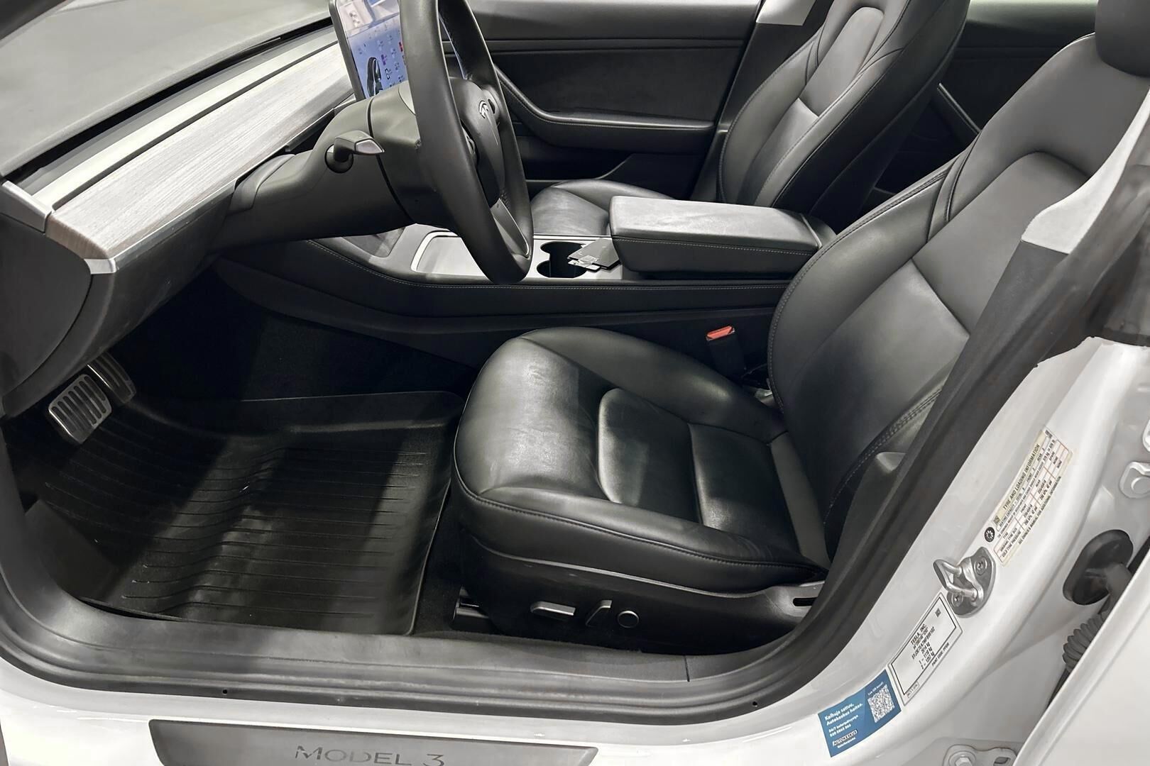 Tesla Model 3 iso kuva 9