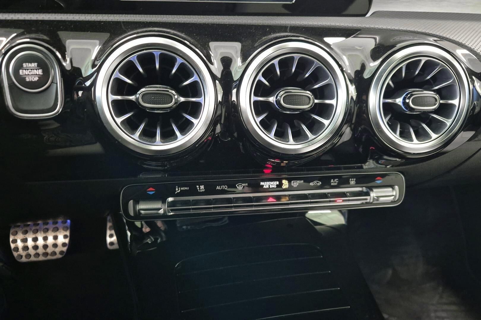 Mercedes-Benz CLA iso kuva 12