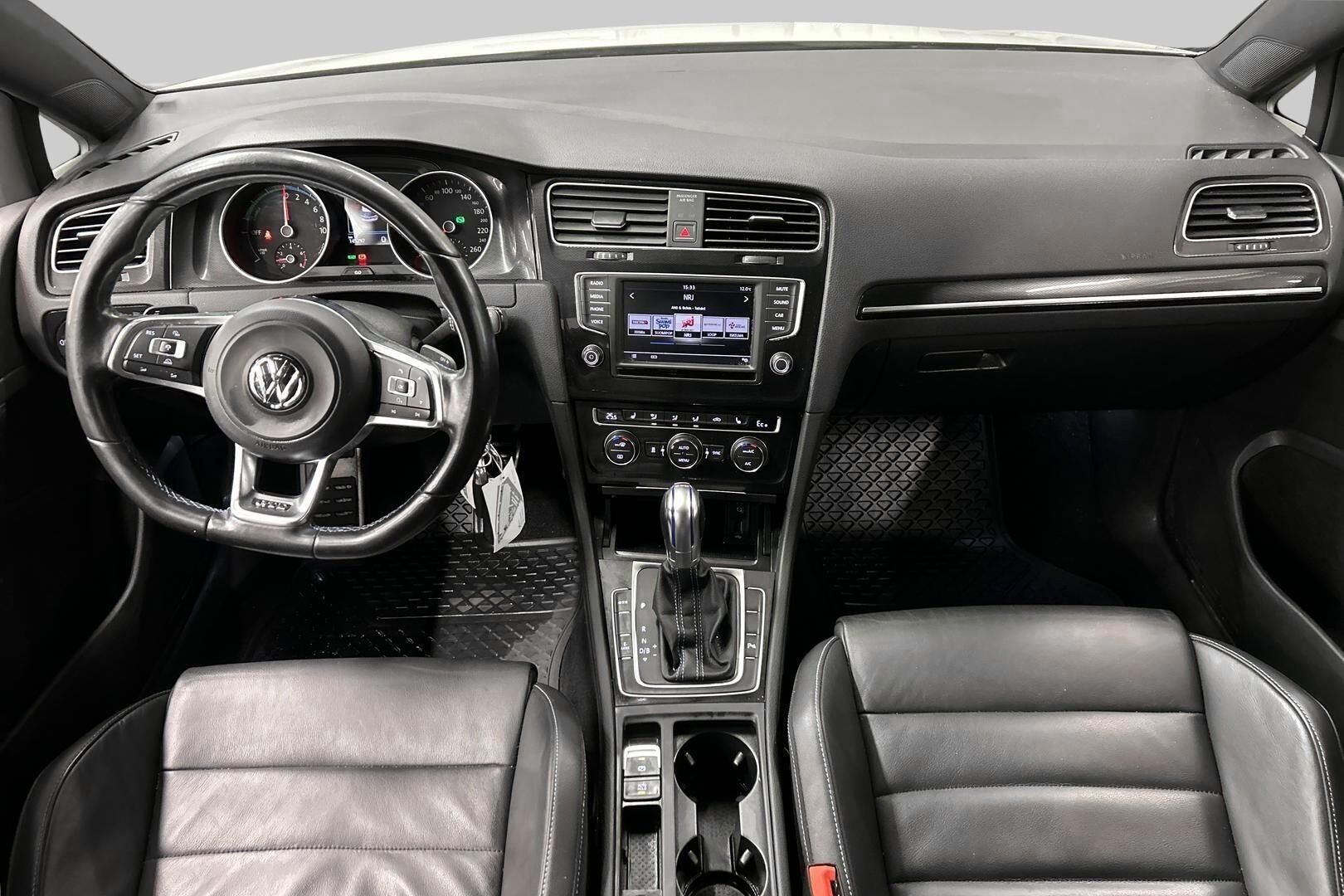 Volkswagen Golf iso kuva 10