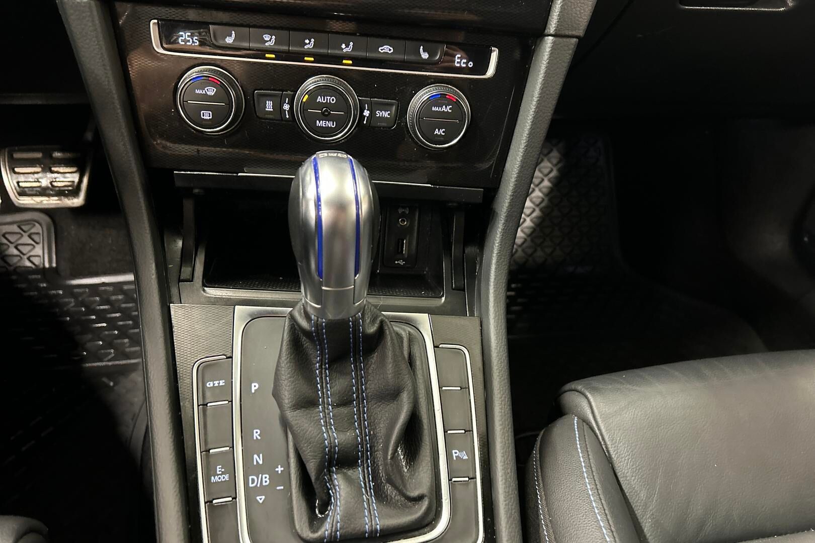 Volkswagen Golf iso kuva 18