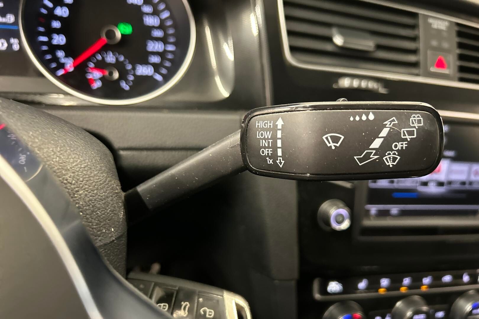 Volkswagen Golf iso kuva 19