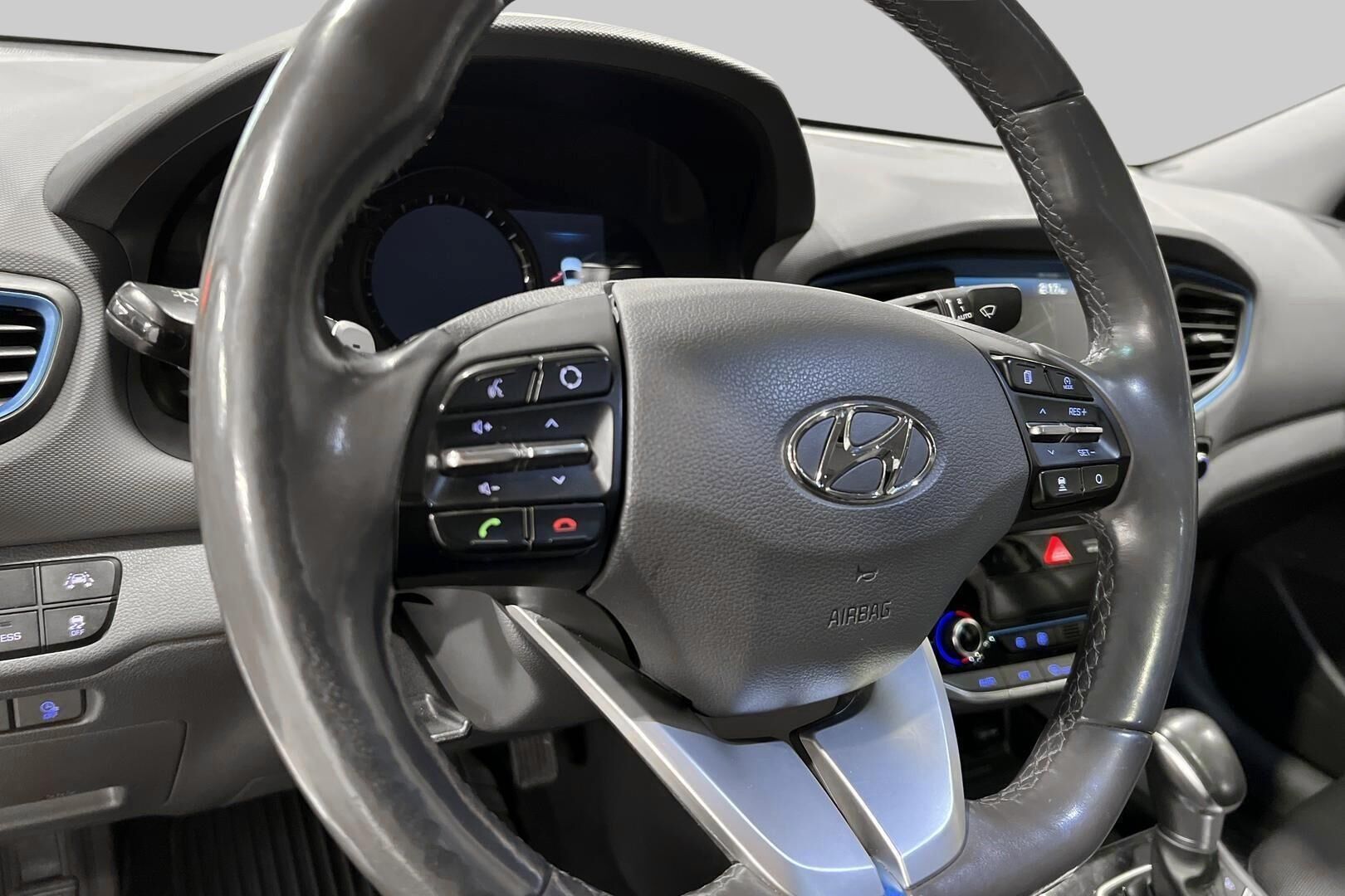 Hyundai IONIQ PLUG-IN iso kuva 3