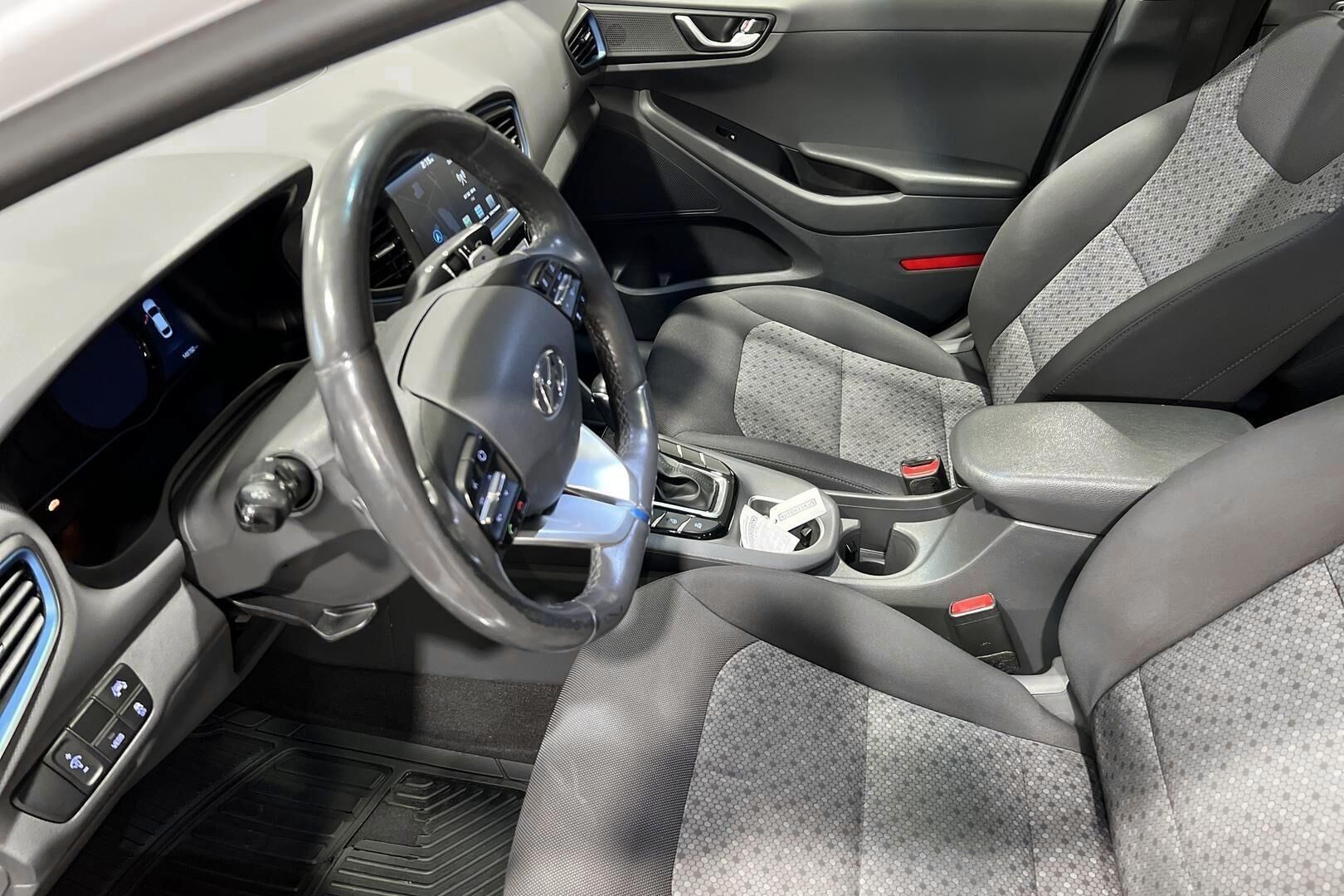 Hyundai IONIQ PLUG-IN iso kuva 16