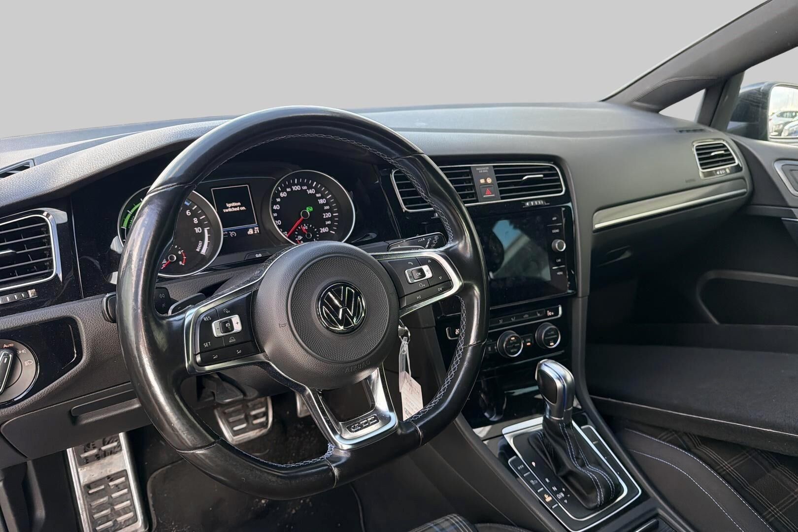 Volkswagen Golf iso kuva 2