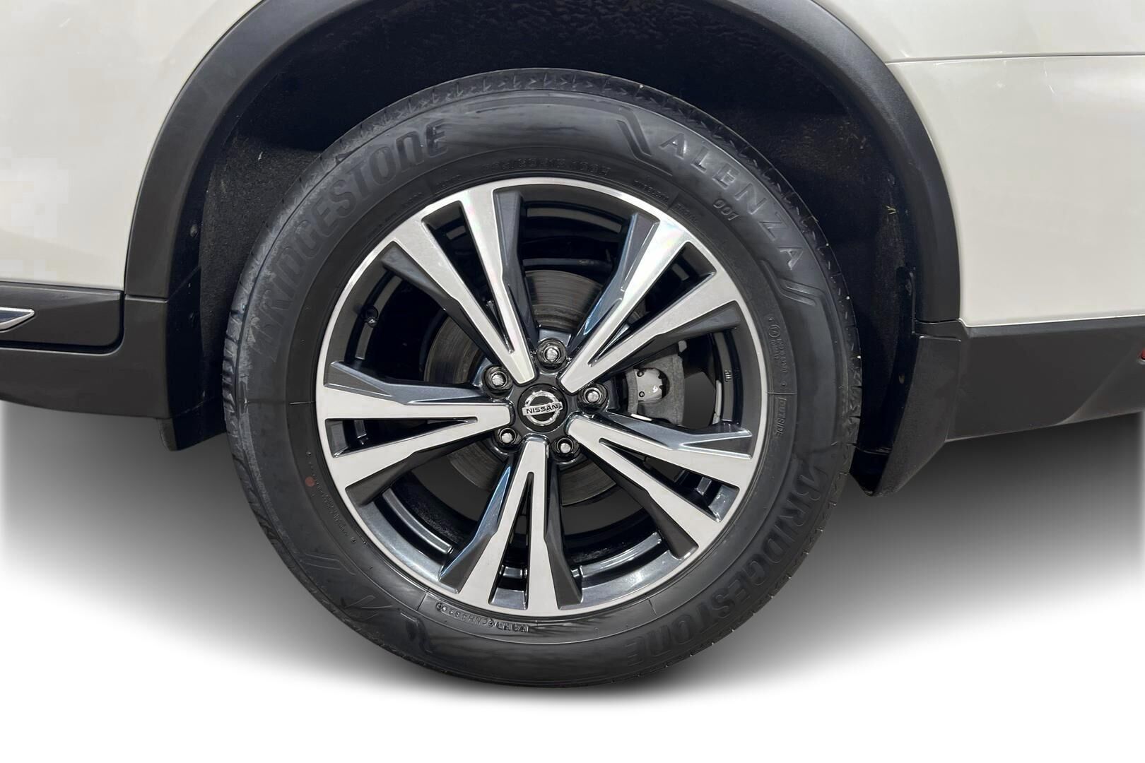 Nissan X-Trail iso kuva 13