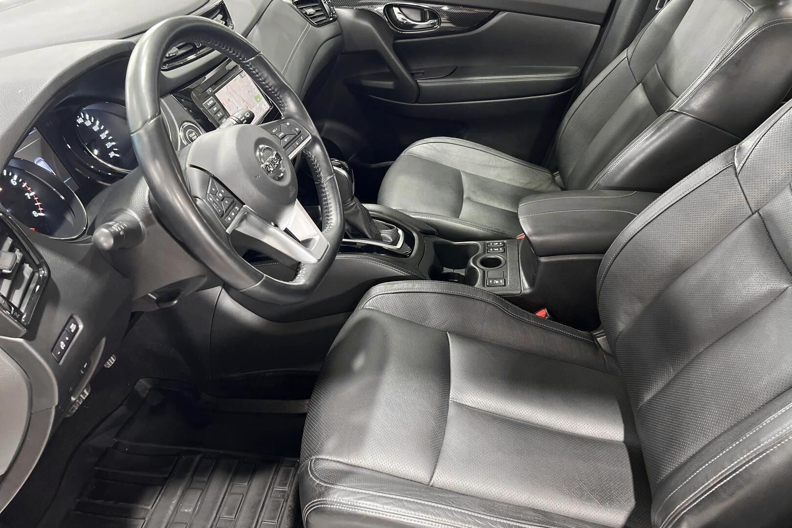 Nissan X-Trail iso kuva 9