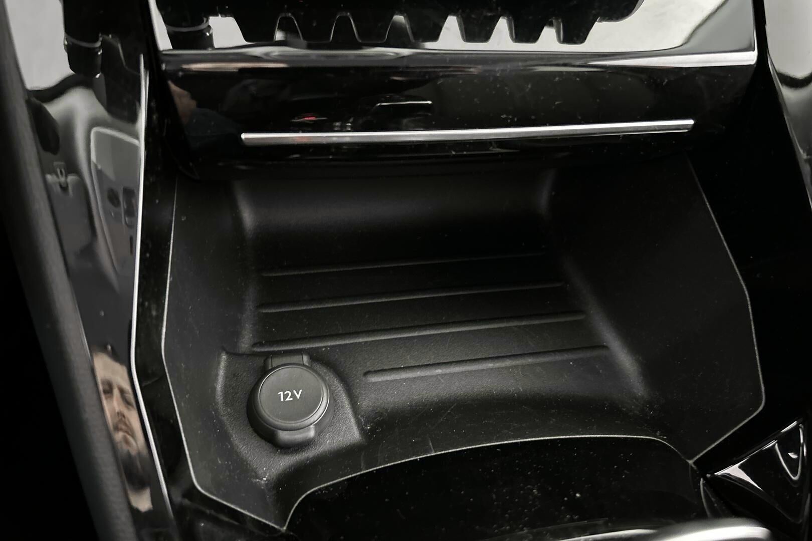 Peugeot e-2008 iso kuva 20