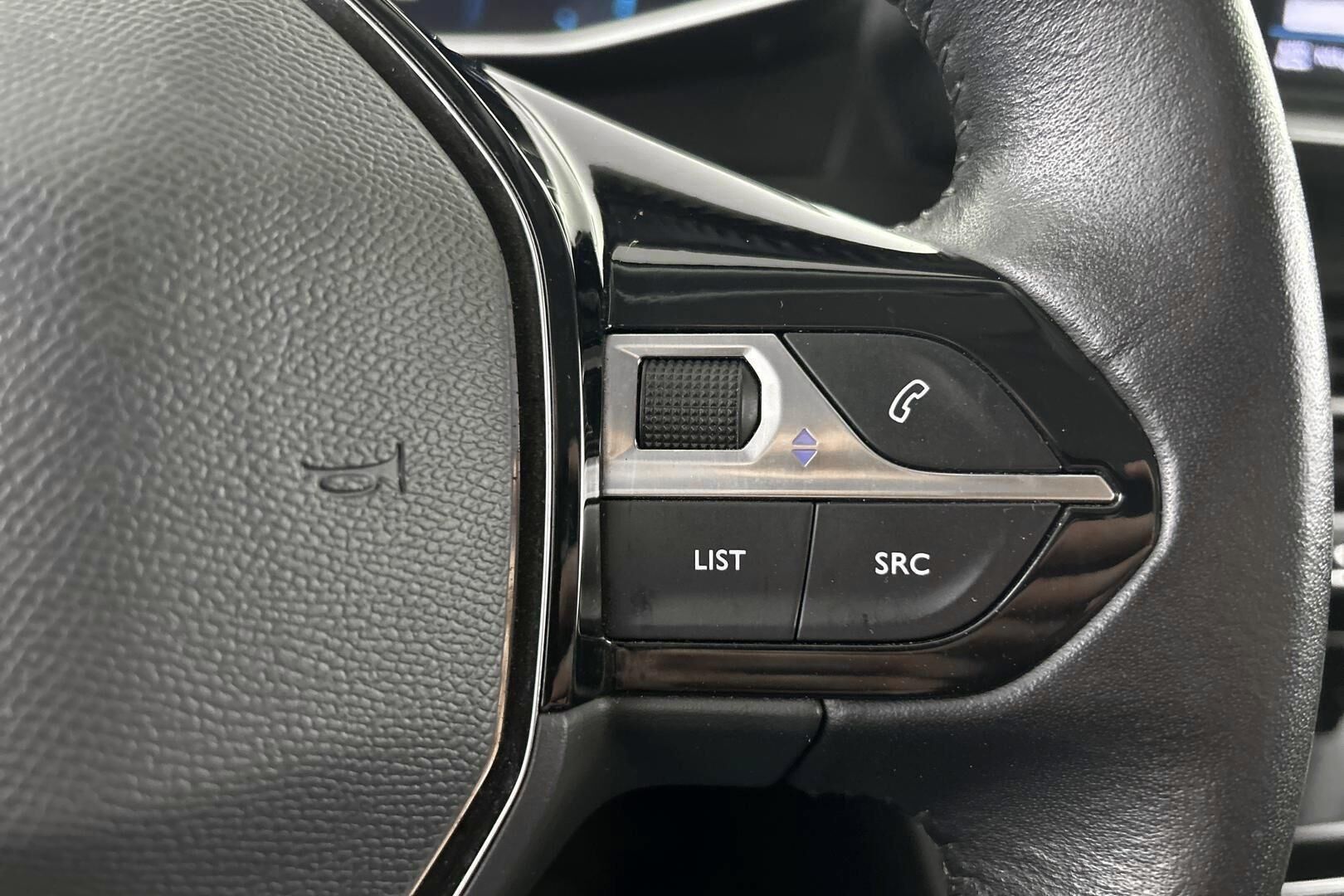 Peugeot e-2008 iso kuva 24