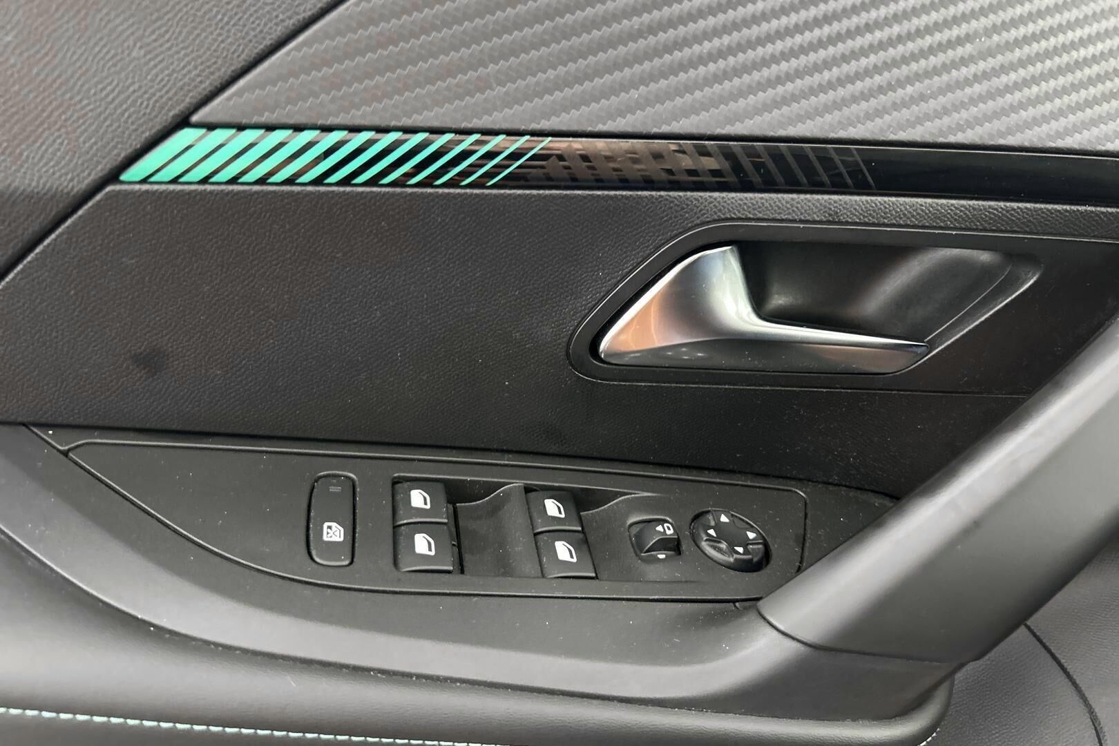 Peugeot e-2008 iso kuva 27